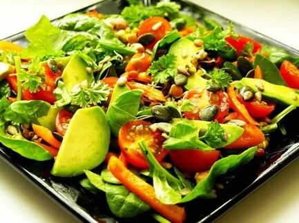 Um prato com vegetais