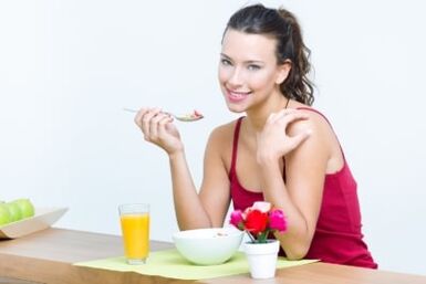 Menina comendo salada