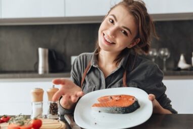 Moça com bife de truta