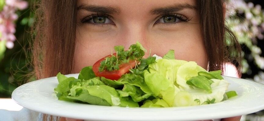 Menina seguindo a dieta francesa Dukan